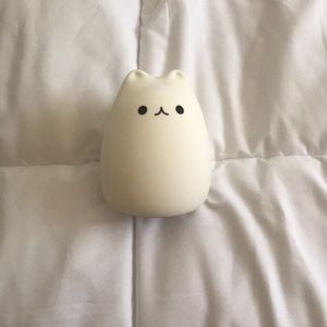 Color changing Cat light